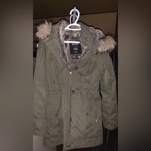 Hollister parka size small- dark green